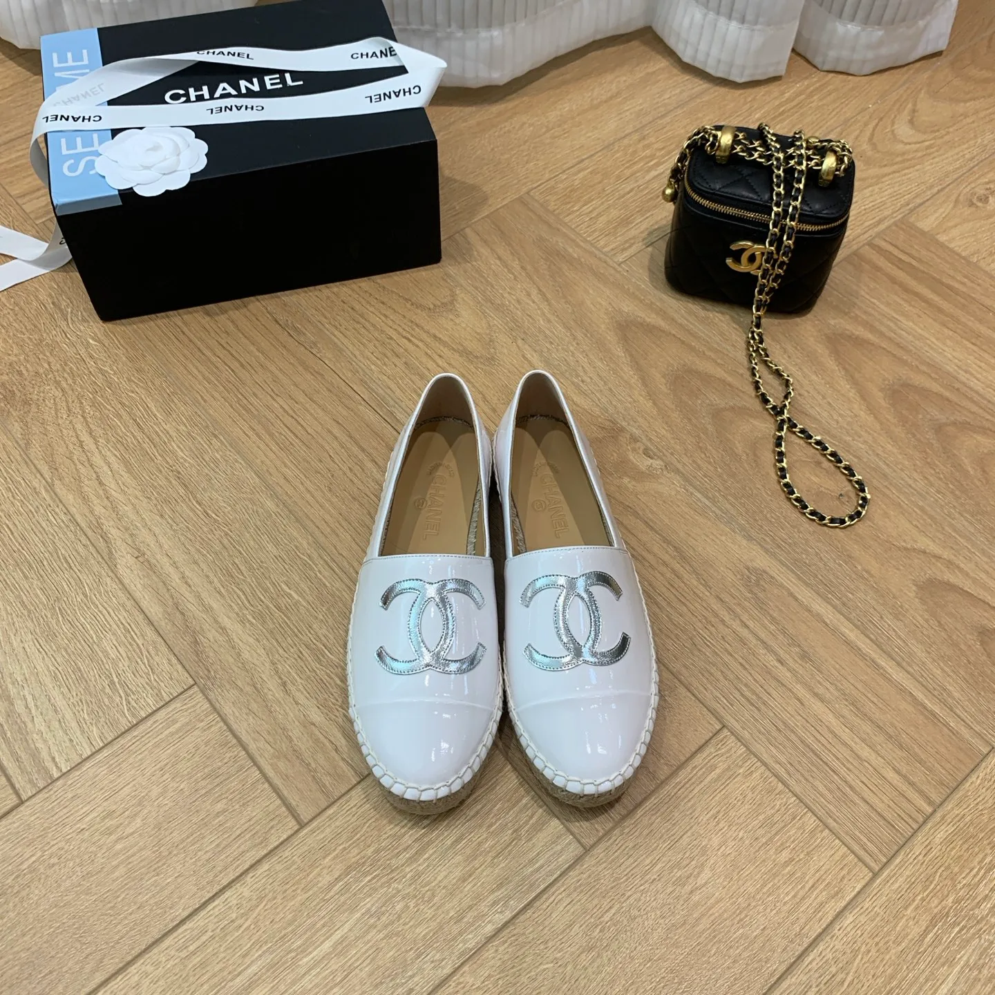 👟👟Ex-factory price 440👟👟 👑New colors are coming ✌️New version of Chanel fisherman shoes is coming❗️Delivered in a full set of top-notch packaging. The quality of my fisherman shoes has not been introduced much, everyone who has had them knows it! The original customized upper, and my outsole is the original translucent outsole, the opaque outsole is the wrong version, full set of authentic packaging ❗️ size: 35-40, running price